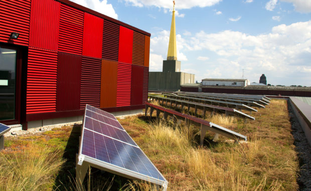 Солнечные панели и растения на крыше BioCube в Лейпциге