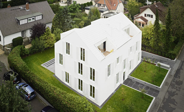 Тенденции архитектуры: газон на крыше гаража и белоснежный дом
