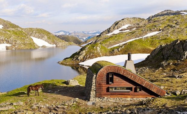 Истинный семейный очаг: трава на крыше дома в норвежских горах