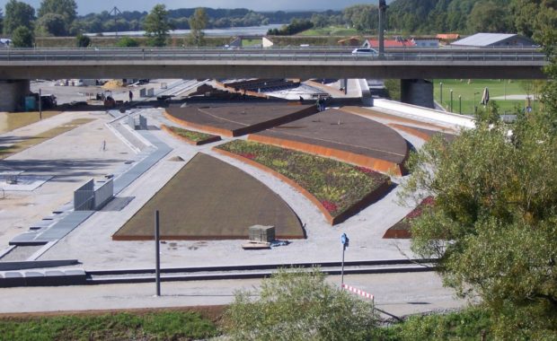 Клумбы и газон на крыше паркинга в Деггендорфе