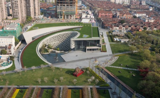 Музей в Шанхае: живая крыша и здание в виде «раковины»