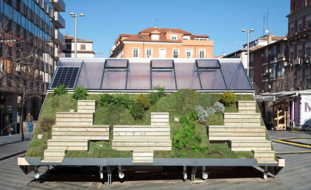 Дерновая крыша передвижного офиса в Мадриде