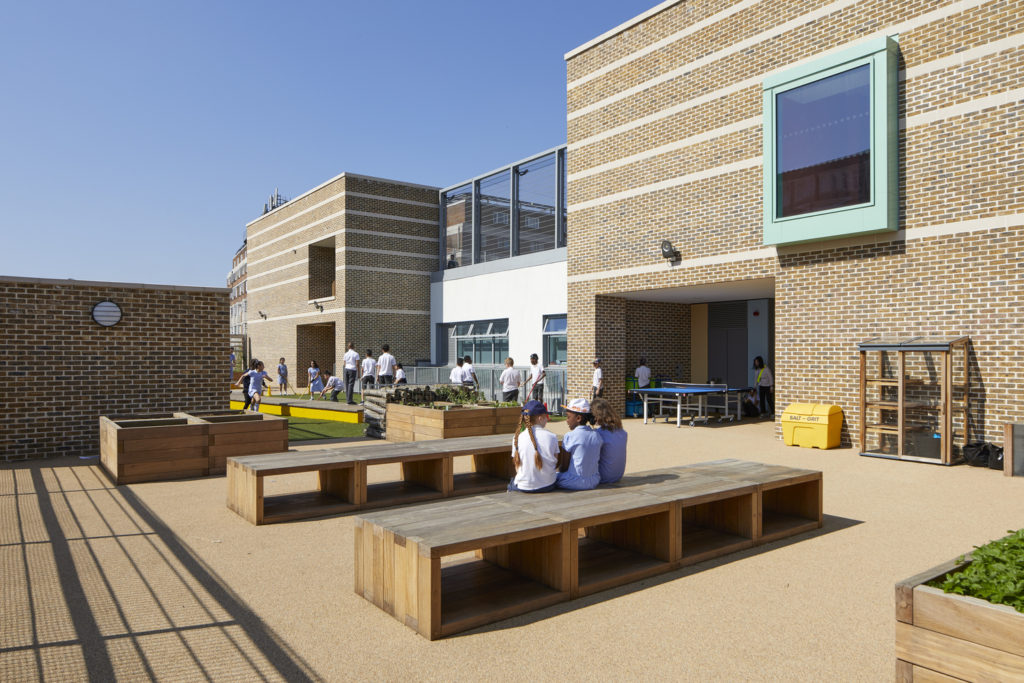 Озеленение террас городской школы в Лондоне