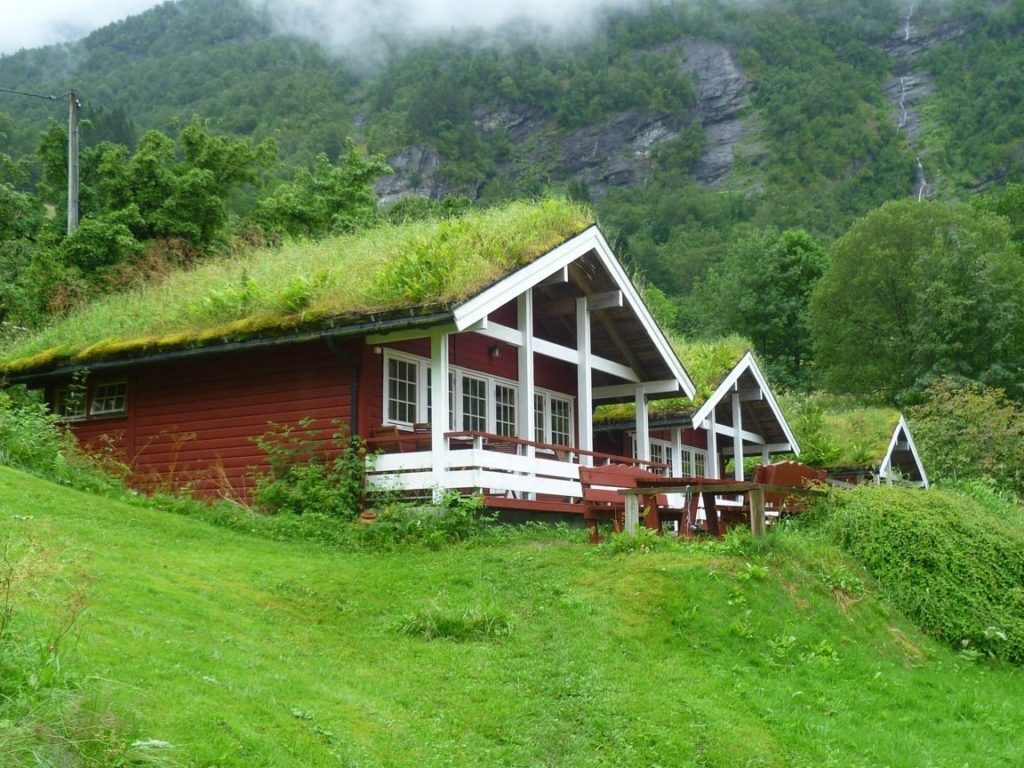 Экстенсивное озеленение делает внешний вид дома более уютным и даже отчасти сказочным